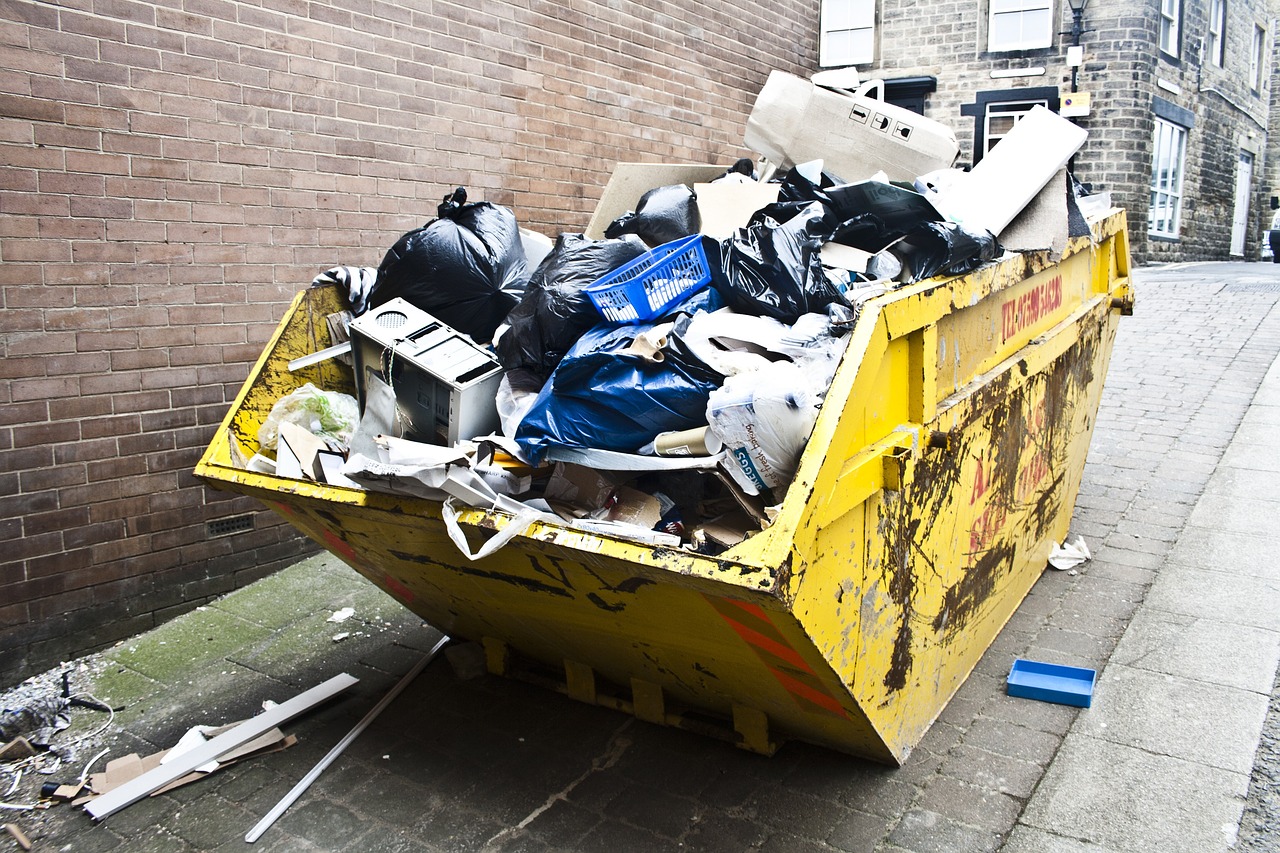 Jak nie utonąć w odpadach podczas remontu? Kontenery na gruz Łódź